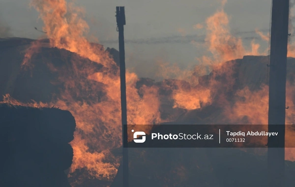 В Баку загорелся склад завода