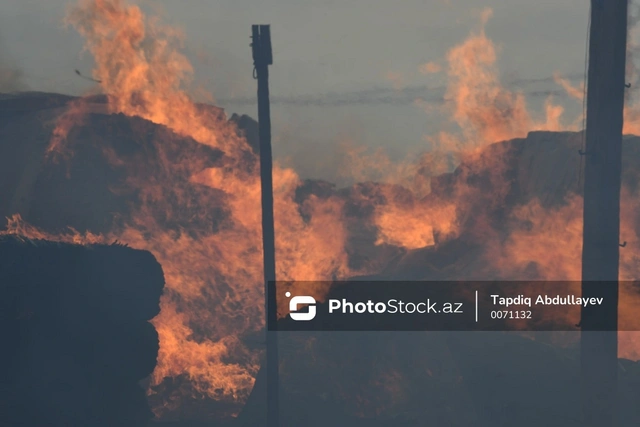 В Баку загорелся склад завода