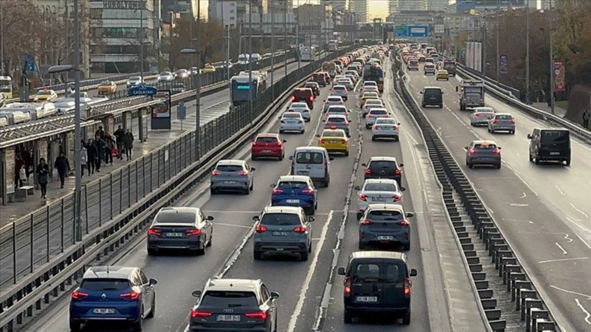 İstanbul trafiği yine çileye dönüştü: Haftanın ilk gününde yoğunluk rekoru