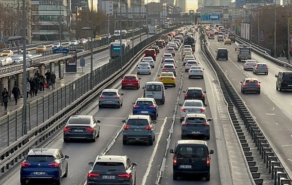 İstanbul trafiği yine çileye dönüştü: Haftanın ilk gününde yoğunluk rekoru