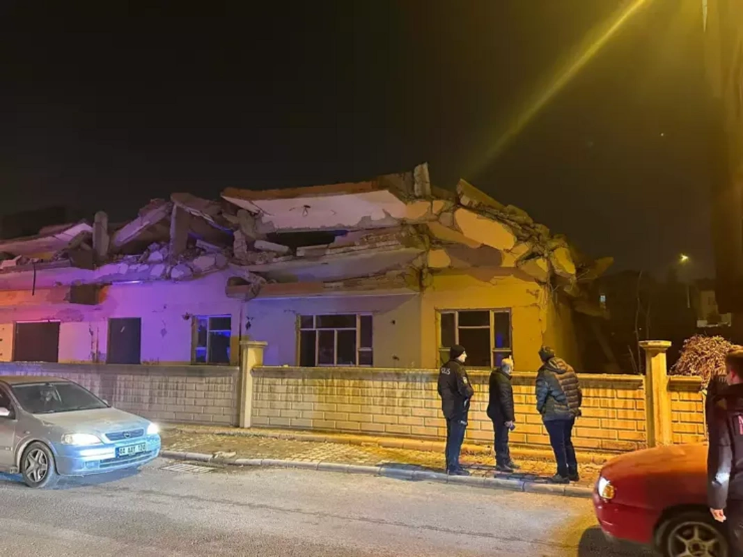 Malatya'da deprem felaketinin ardından bir bina daha çöktü