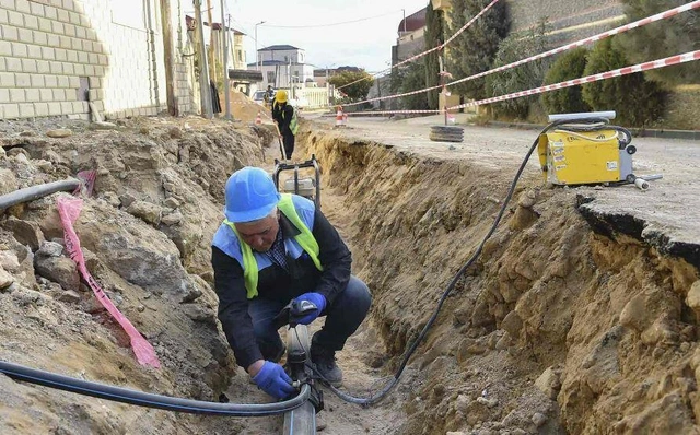 Asfaltı qazıb su çəkdilər, amma xətlər tez-tez sıradan çıxır - ŞİKAYƏT