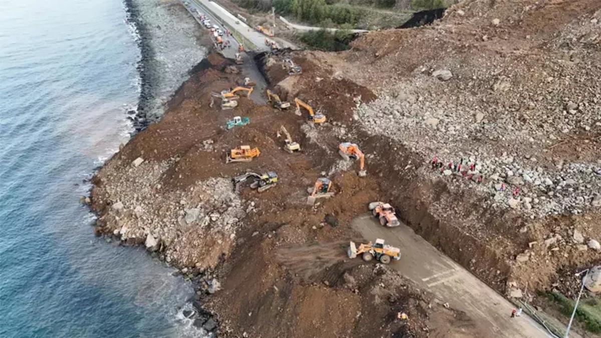 Artvin'de heyelan: 4 arkadaş toprak altında aranıyor