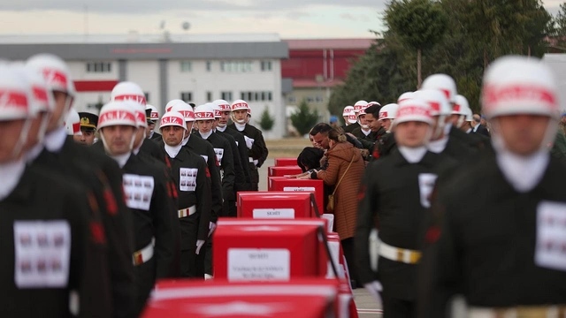 Helikopter kazasında şehit olan askerlerin cenazeleri memleketlerine uğurlandı