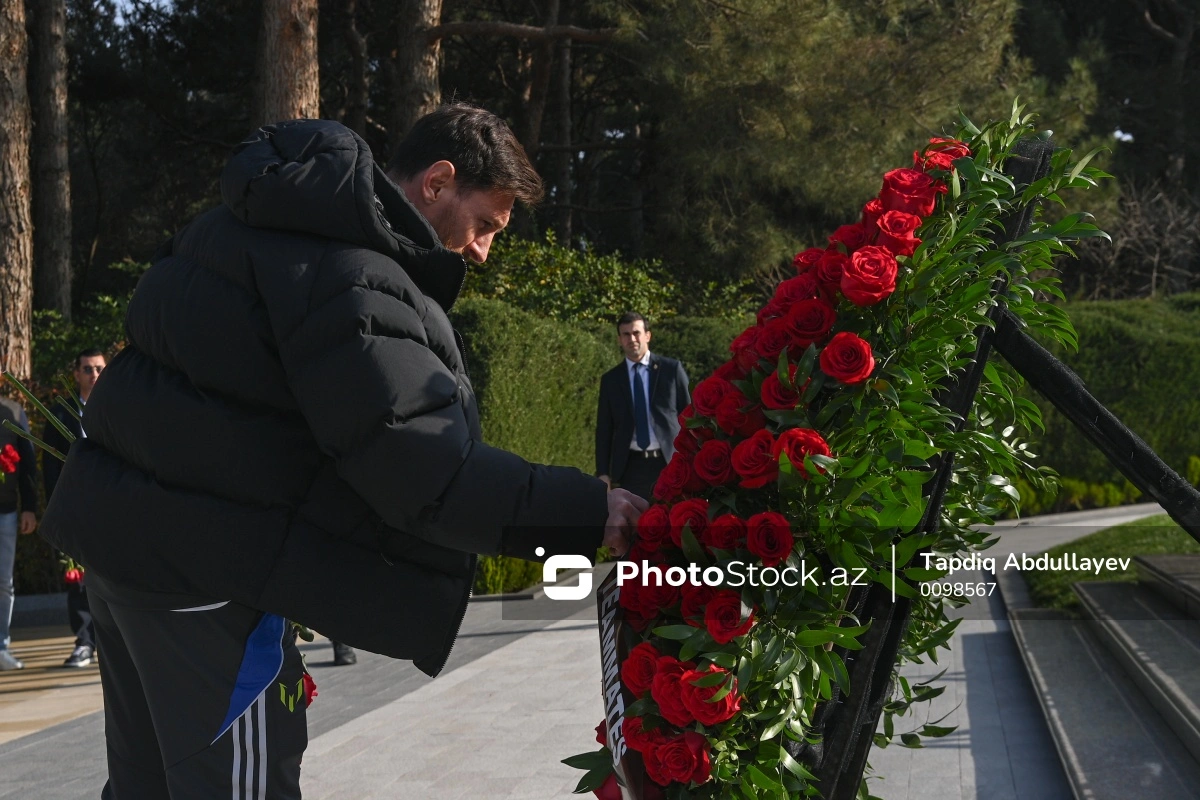 Lionel Messi ve arkadaşları Bakü'de Haydar Aliyev'in mezarını ziyaret ettiler