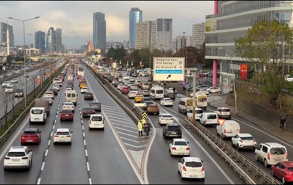 İstanbul'da yağmurun da etkisiyle araçlar trafikte güçlükle ilerliyor