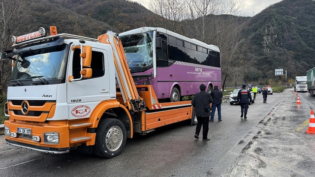 Sakarya'da 6 araç birbirine girdi: 15 yaralı