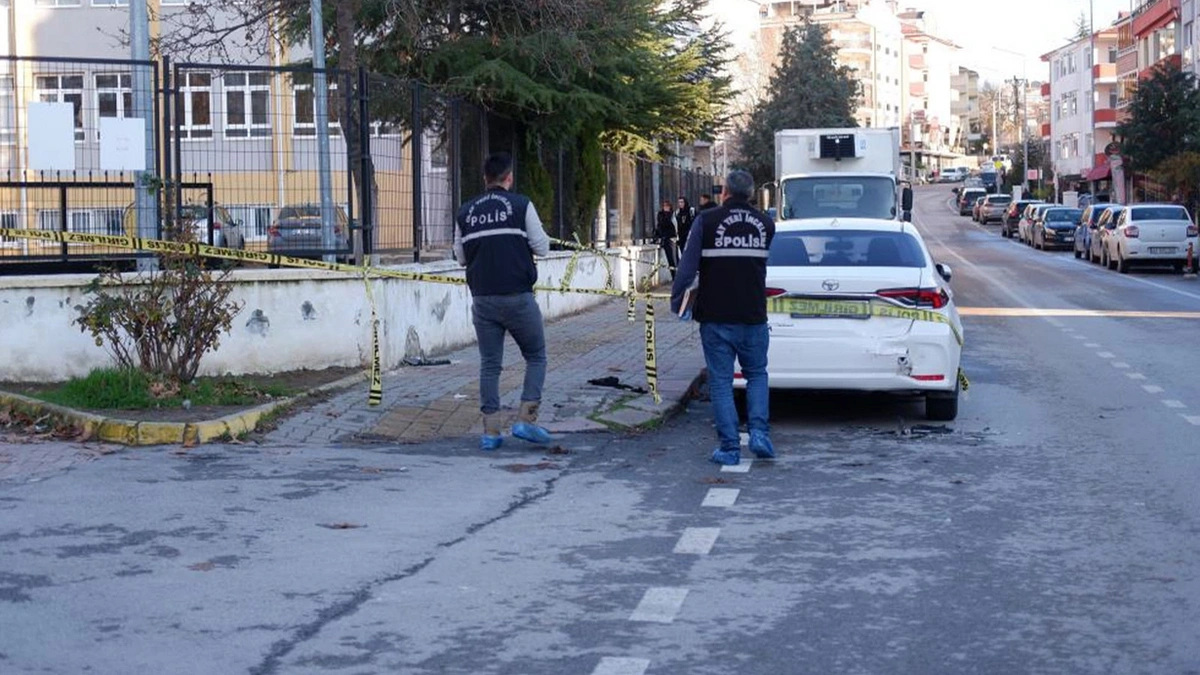 Edirne'de okul önünde bıçaklı dehşet: Lise öğrencisi hastanelik oldu