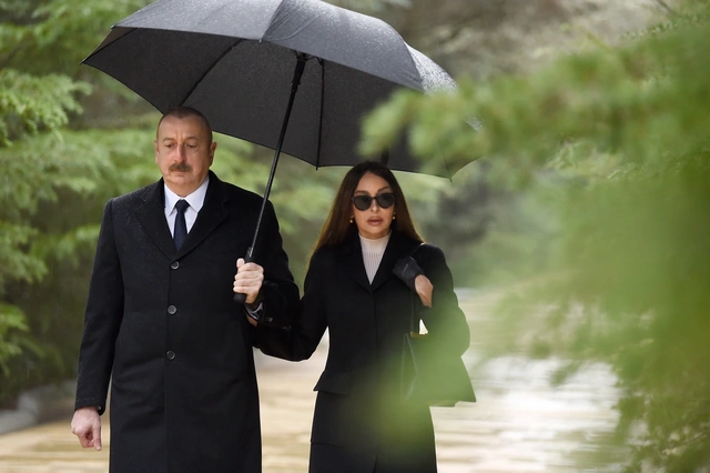 İlham Aliyev ve Mihriban Aliyeva milli lider Haydar Aliyev'in mezarını ziyaret ettiler