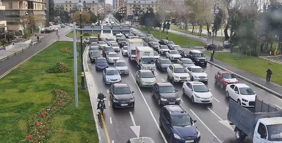 На каких улицах Баку 14 декабря наблюдаются транспортные заторы?