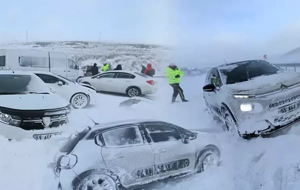 Kars'ta yoğun kar yağışı zincirleme kazaya yol açtı, 1 kişi yaralandı