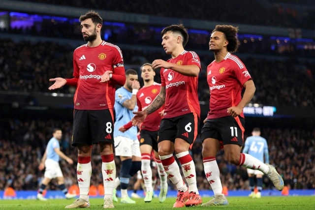 İngiltere Premier Ligi: Manchester City derbide son dakikalarda mağlup oldu