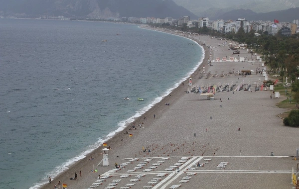 Antalya'da yağmur altında deniz keyfi: Şemsiyeler sahilleri renklendirdi