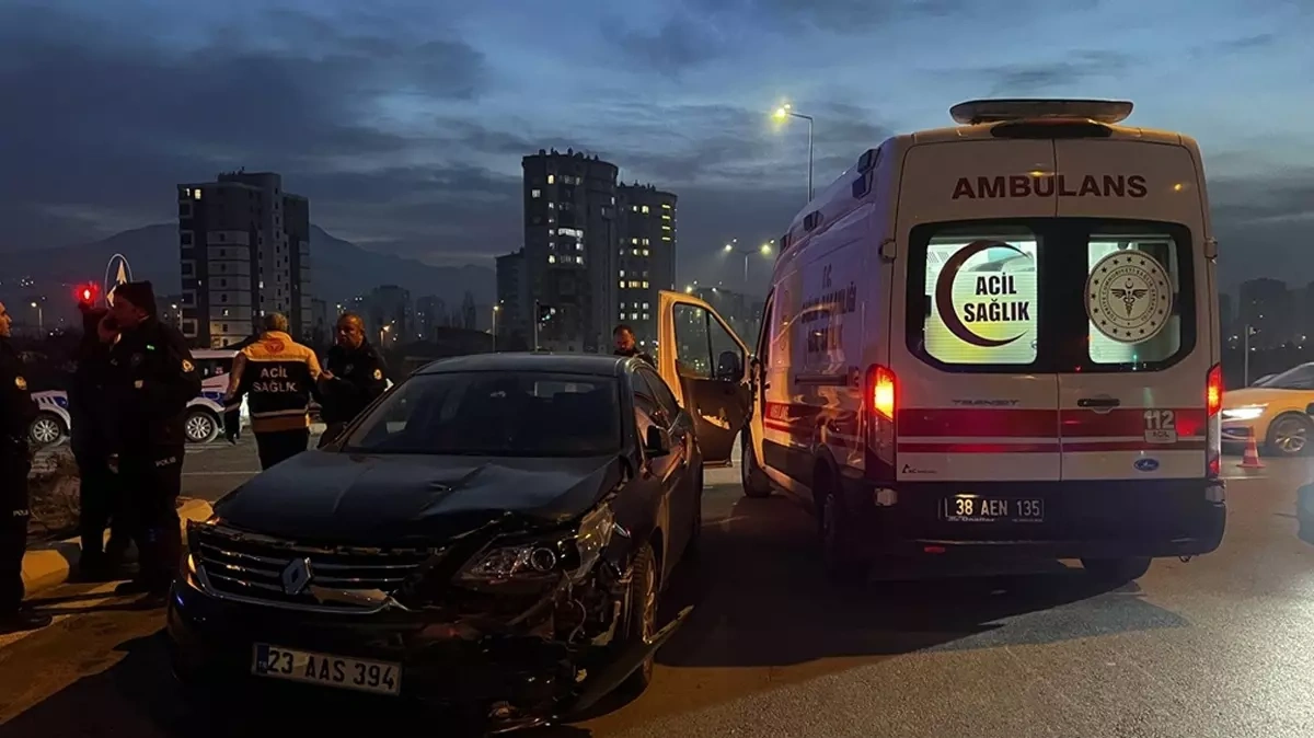 Kayseri'de feci kaza: Otomobil ve motosiklet çarpıştı, 4 yaralı