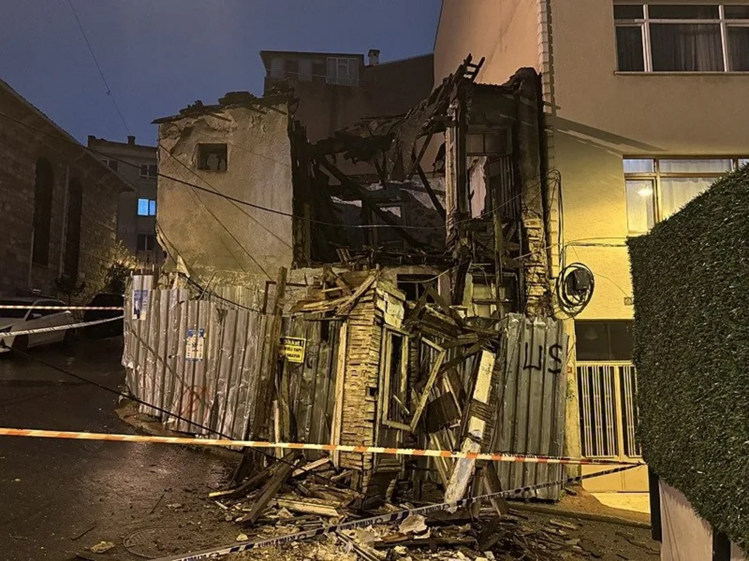 İstanbul'un korku dolu anlar: Beyoğlu'nda metruk bina çöktü