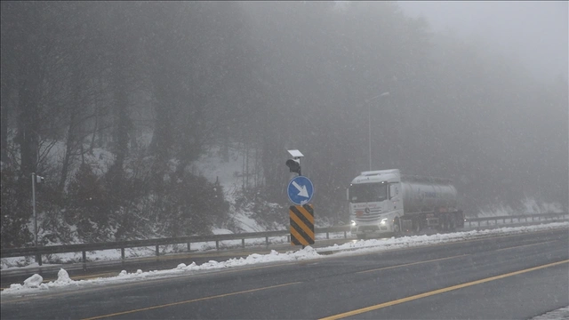 Bolu Dağı'nda kar etkili oluyor