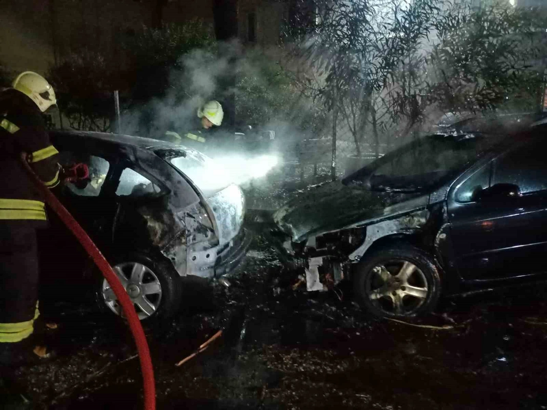 Bodrum'da korkunç olay: Yıldırım yangını iki otomobili kül etti