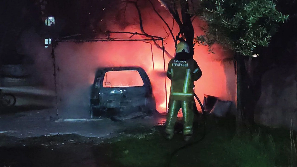 İzmir'de park halindeki araçlar kundaklandı: Kamera kayıtları inceleme altında