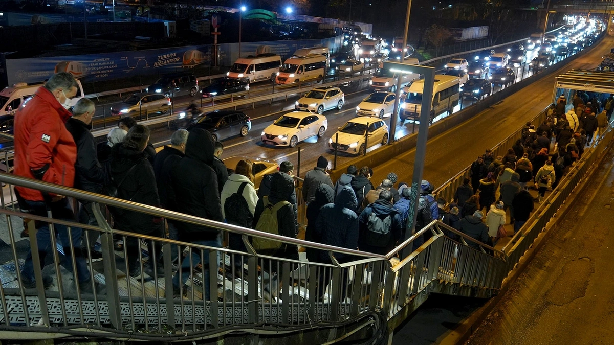 İstanbul'da pazartesi trafiği: Yoğunluk sabah saatlerinden itibaren başladı