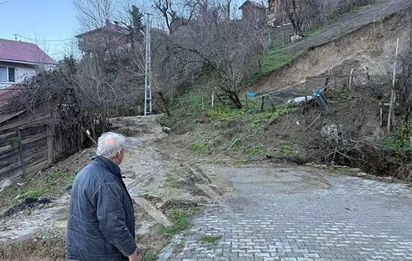 Bartın'da heyelan: Köy yolu kapandı