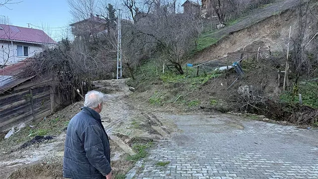 Bartın'da heyelan: Köy yolu kapandı