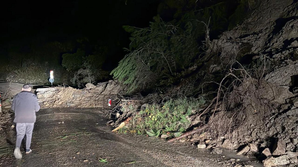 Kastamonu'da heyelan: Yol toprak yığınıyla kaplandı