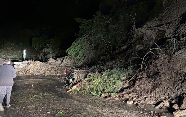 Kastamonu'da heyelan: Yol toprak yığınıyla kaplandı