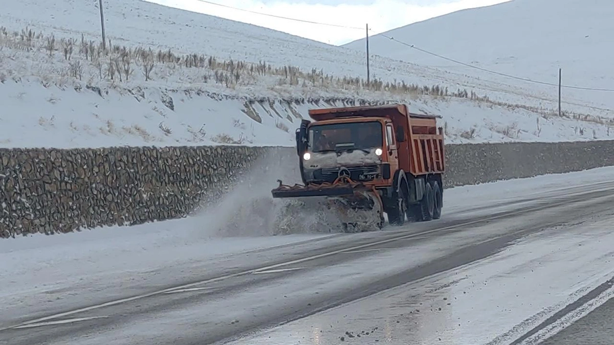 Yoğun kar 21 yolu ulaşıma kapattı