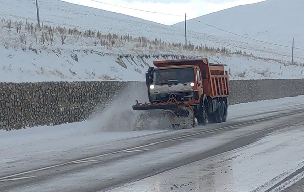 Yoğun kar 21 yolu ulaşıma kapattı