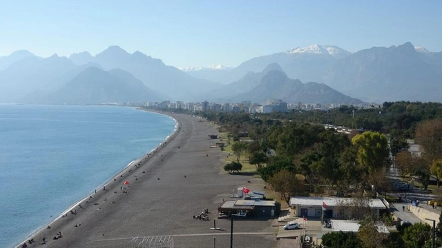 Kış mevsiminde Antalya'da yazdan kalma günler yaşanıyor