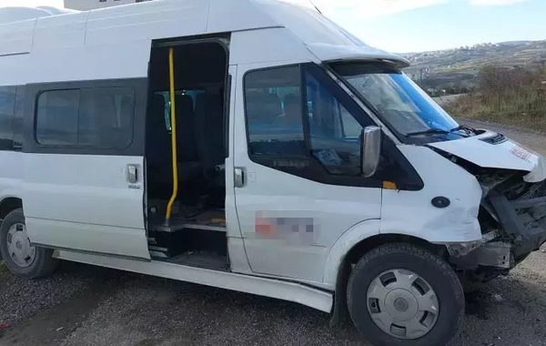 Samsun'da servis ile otomobil çarpıştı: 10'u öğrenci 15 kişi yaralandı