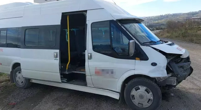 Samsun'da servis ile otomobil çarpıştı: 10'u öğrenci 15 kişi yaralandı