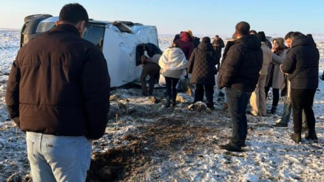 Diyarbakır'da öğretmenleri taşıyan servis kaza yaptı: Çok sayıda yaralı var