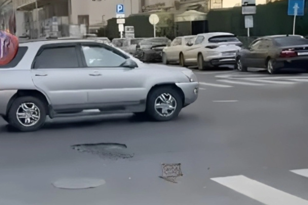 Bakının mərkəzində yeni asfaltlanan YOL ÇÖKDÜ