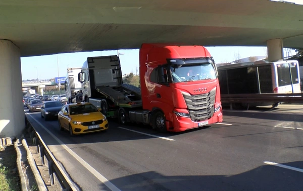 Üst geçide takılan tır trafiği felç etti