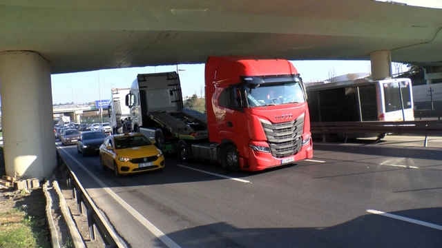 Üst geçide takılan tır trafiği felç etti