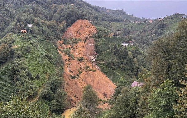 Rize'de heyelan paniği: Yollar kapandı, evler tahliye edildi