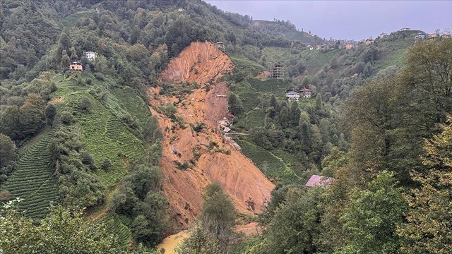 Rize'de heyelan paniği: Yollar kapandı, evler tahliye edildi