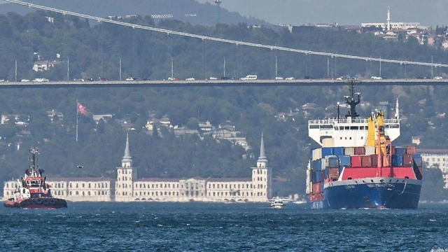 İstanbul Boğazı gemi trafiğine açıldı