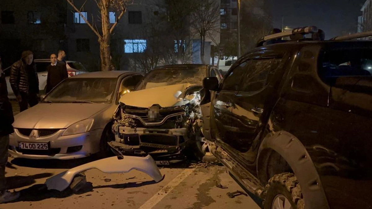 Bolu'da feci kaza: Pikap ve otomobil kafa kafaya çarpıştı, 3 yaralı