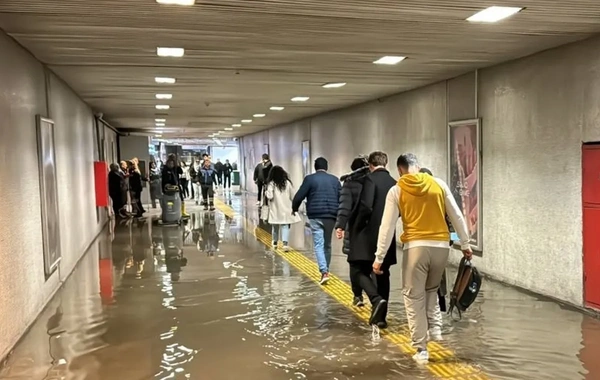 Fatih'te metro alt geçidini kanalizasyon suyu bastı