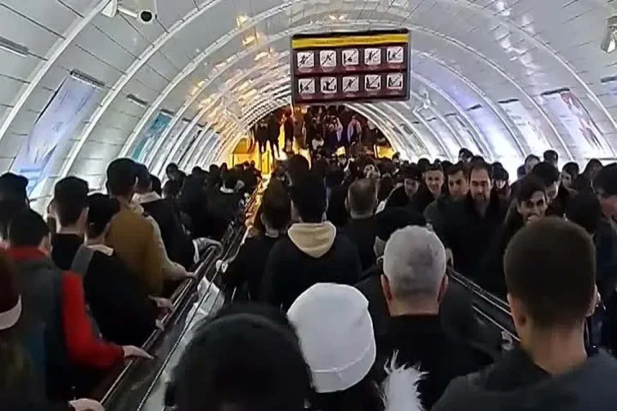 Metronun "Sahil" stansiyasında eskalatorun hərəkəti DAYANDI: SIXLIQ YARANDI