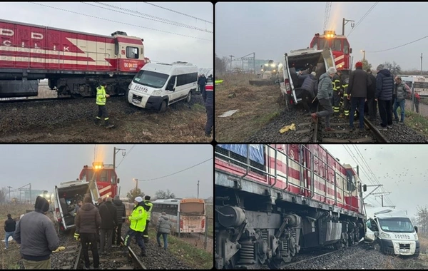 Kırklareli'nde hemzemin geçitte tren minibüse çarptı: 2 yaralı