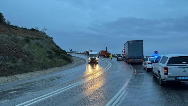 Bursa'da feci kaza: Tır ve otomobil çarpıştı, 1 ölü, 2 yaralı var