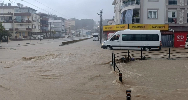 Antalya'da şiddetli yağış hayatı felç etti