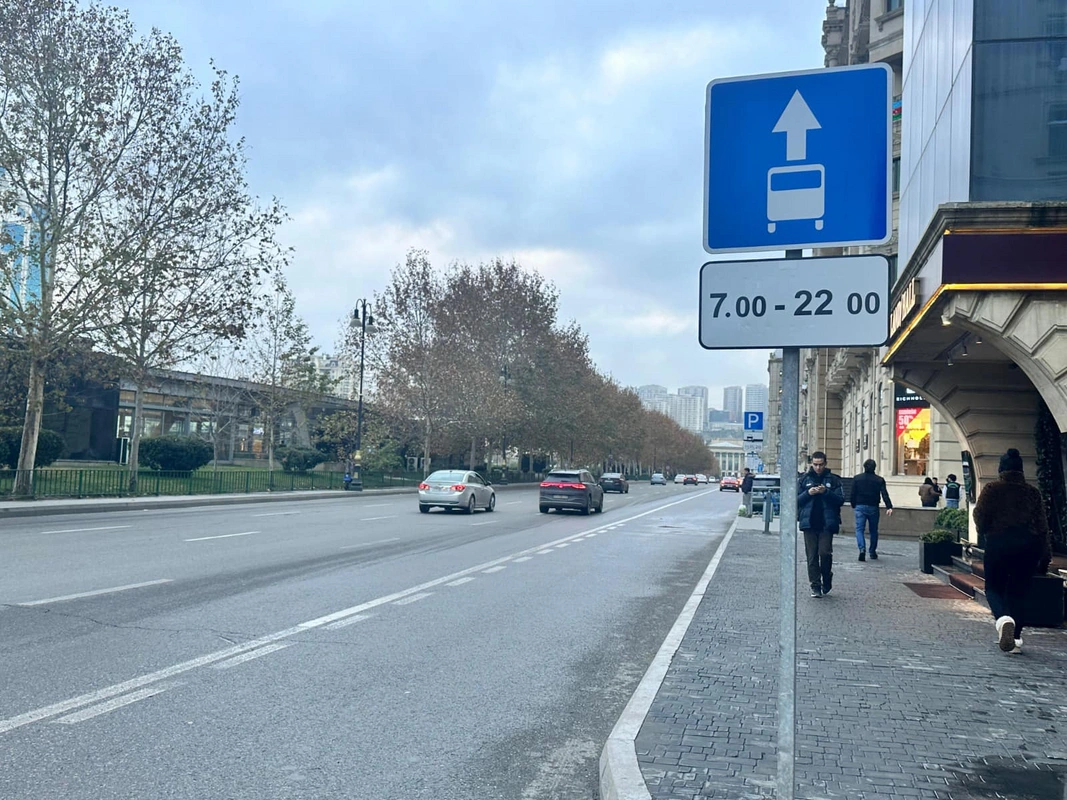 AYNA Bakıda avtobus zolağının qüvvədə olma vaxtını bildirən yol nişanlarını quraşdırmağa başlayıb