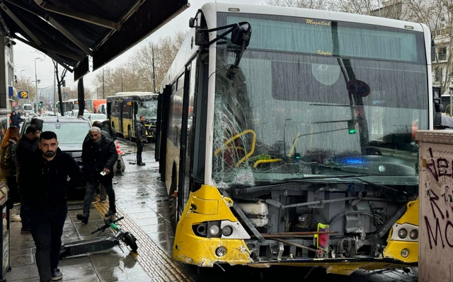 Fatih'te İETT otobüsleri çarpıştı