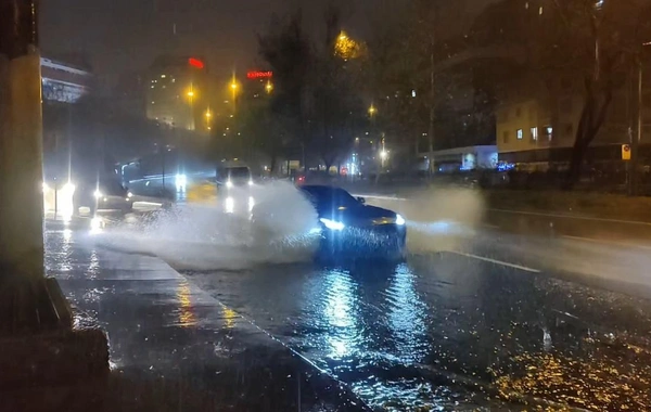 İstanbul'da sağanak caddeleri göle çevirdi