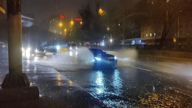 İstanbul'da sağanak caddeleri göle çevirdi