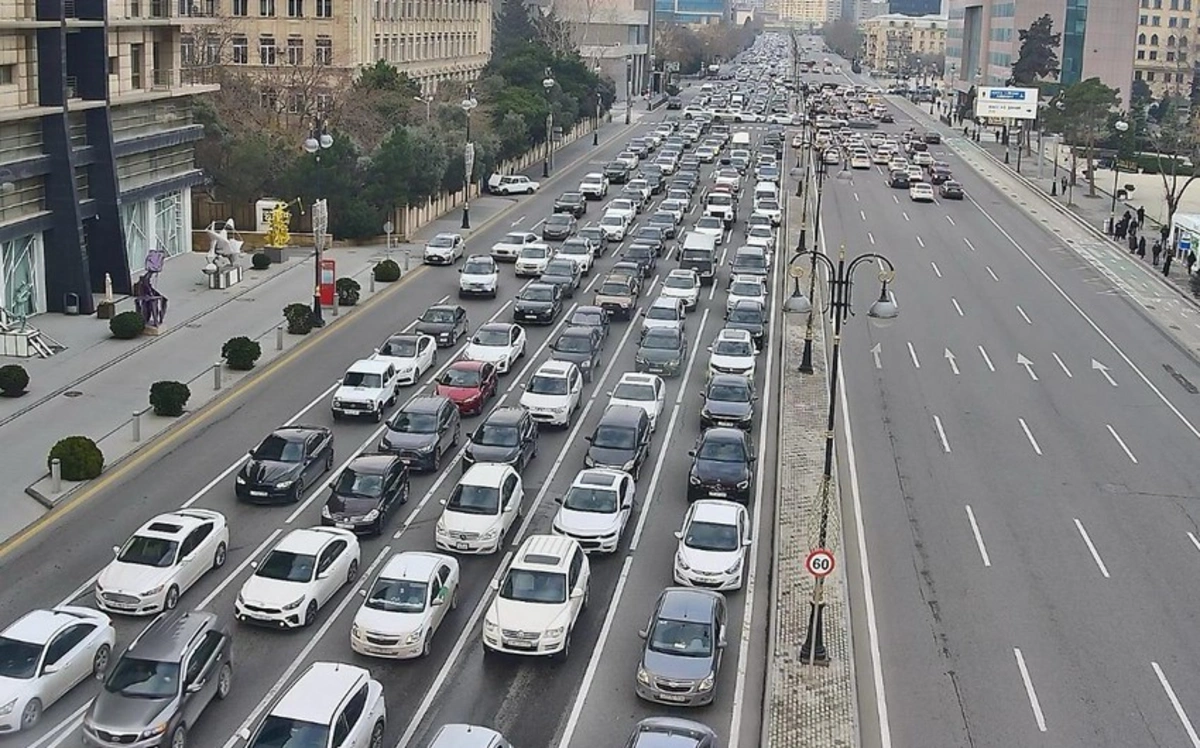 В Баку на ряде улиц и проспектов образовались пробки